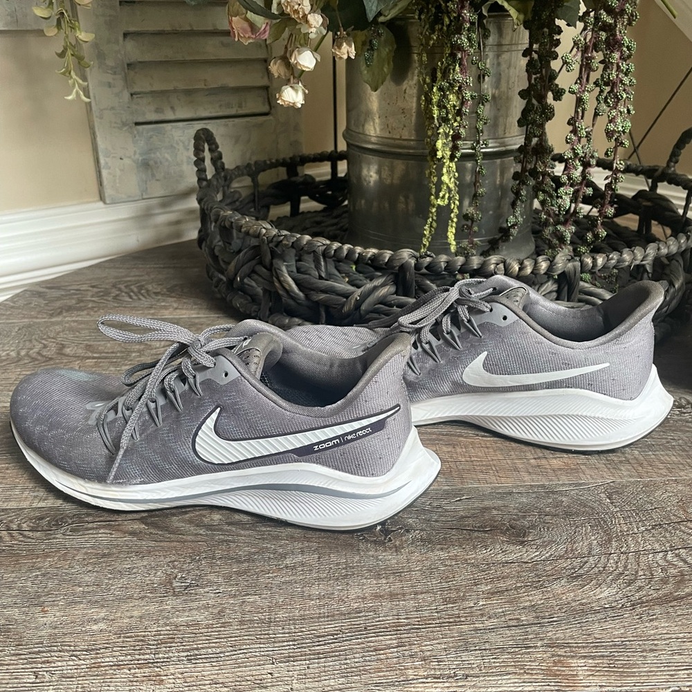 Nike Gray Zoom Vomero women’s Athletic Running Shoes with Mesh Upper Sz 9.5